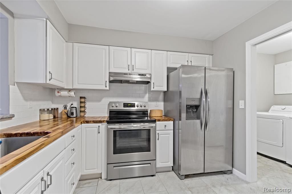 549 Winwood Court, Walled Lake, MI 48390 — Photo 13