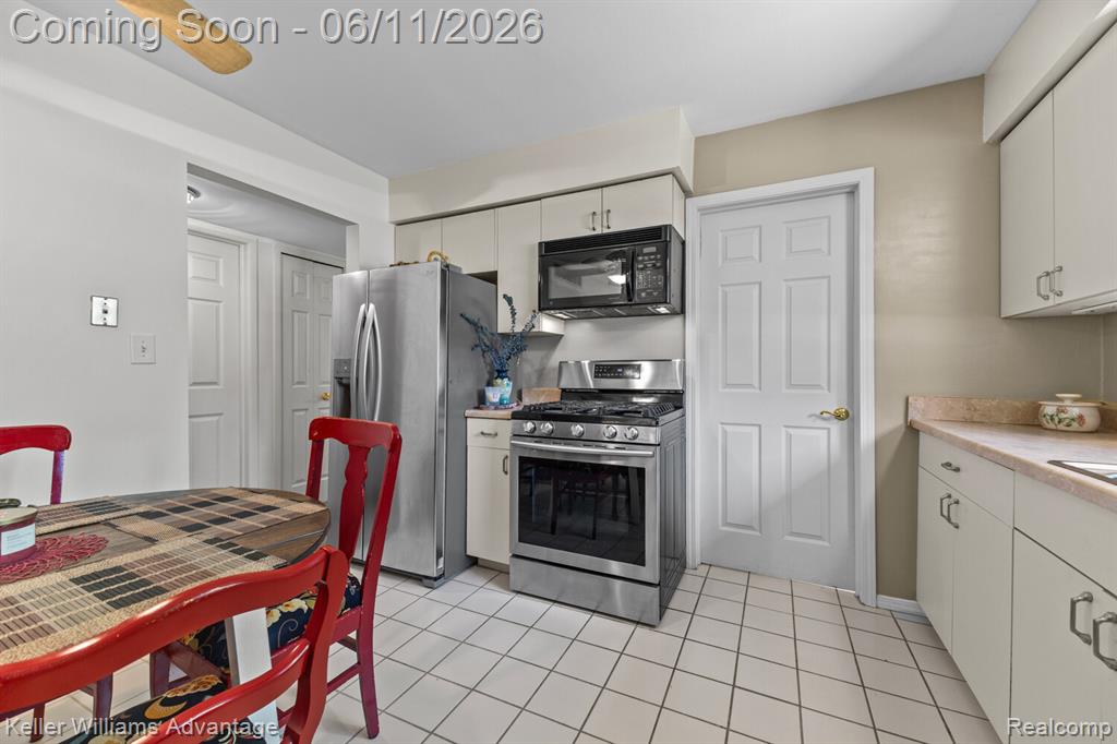 6589 Doyon Drive S, Waterford, MI 48327 — Photo 12