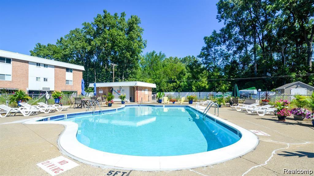 32040 Grand River Avenue, 47, Farmington, MI 48336 — Photo 17