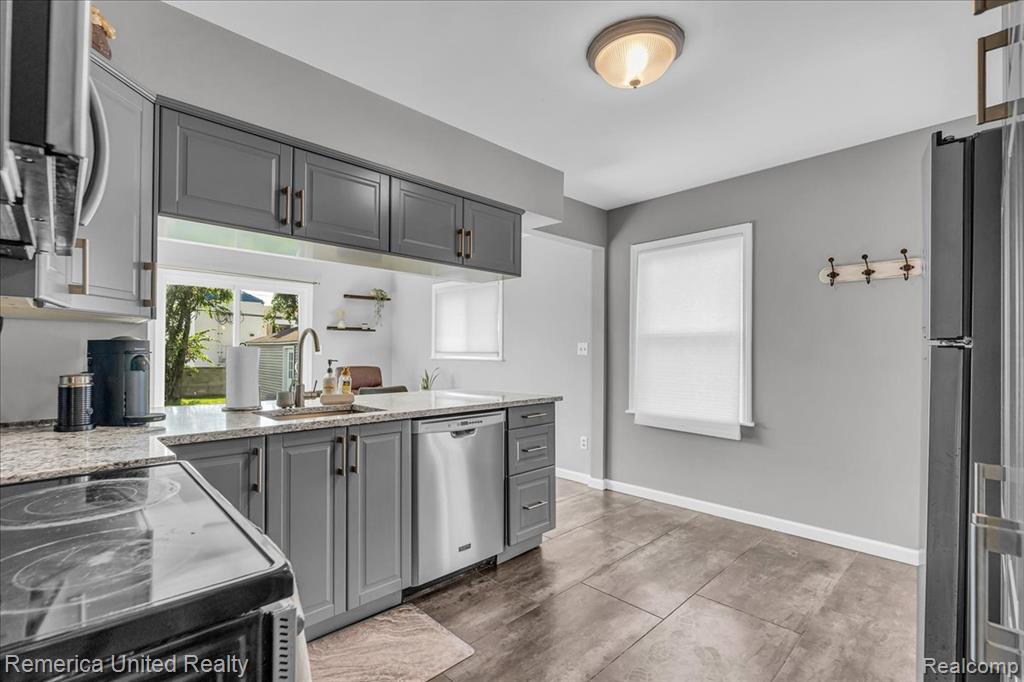 4240 Mandalay Avenue, Royal Oak, MI 48073 — Photo 8