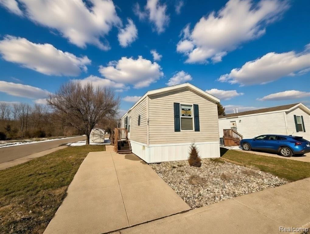186 Oak Ave, Highland, MI — front exterior