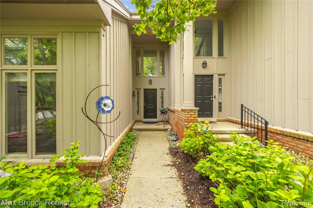 4933 Woodcliff Hill Road N, West Bloomfield, MI 48323 — Photo 2