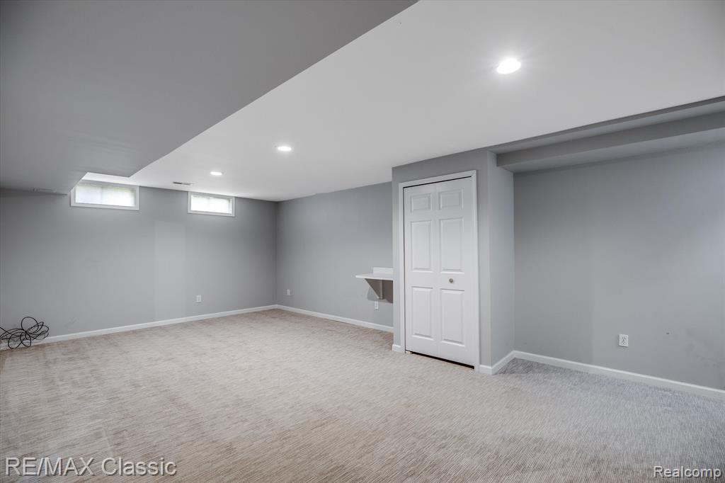 916 VILLAGE Way, South Lyon, MI 48178 — Photo 28