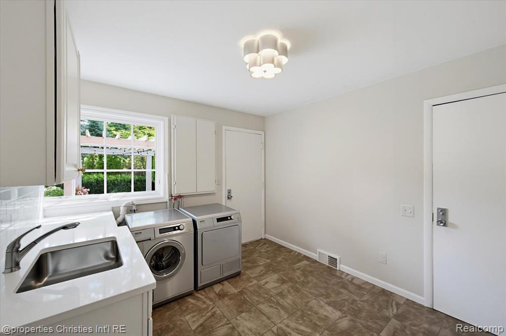 950 E Glengarry Circle, Bloomfield Hills, MI 48301 — Photo 15