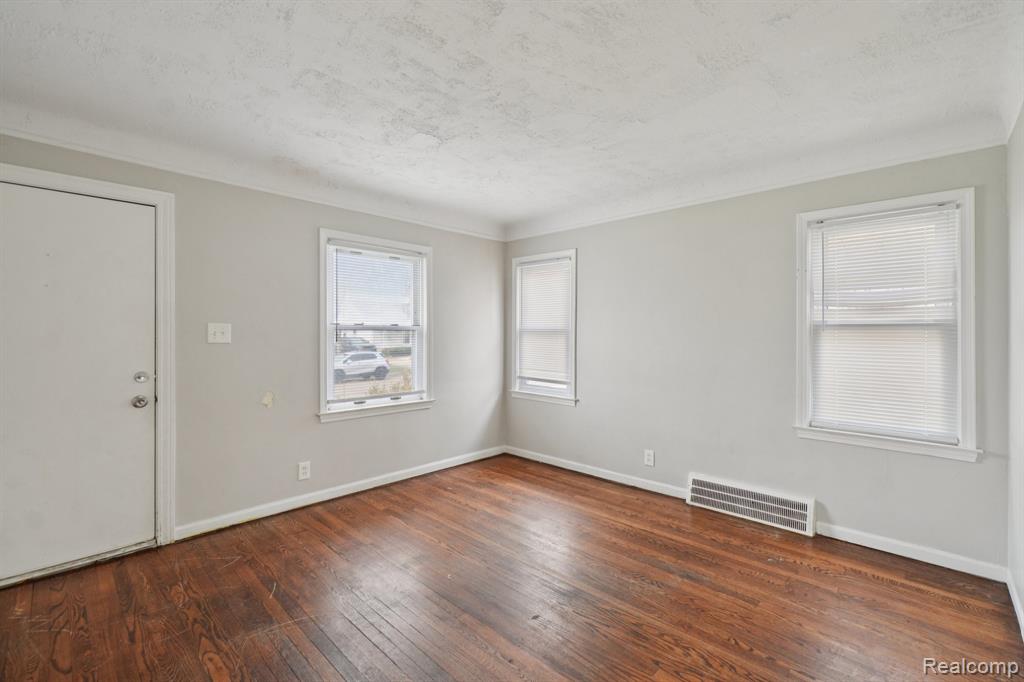 19717 Kenosha Street, Harper Woods, MI 48225 — Photo 9