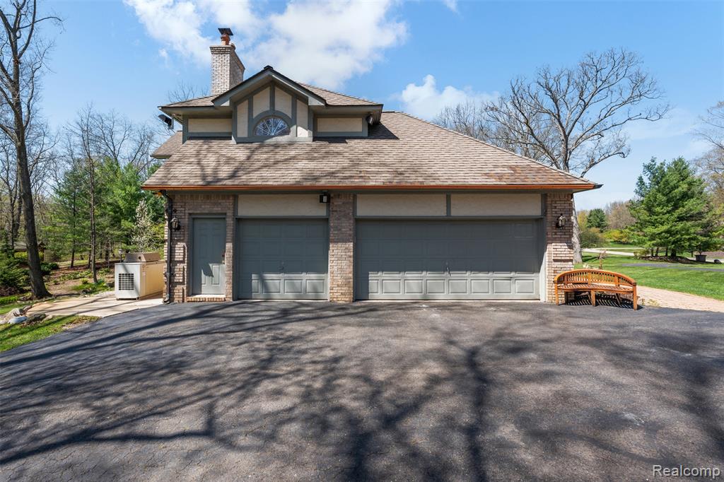 561 Valley Drive, Milford, MI 48381 — Photo 54