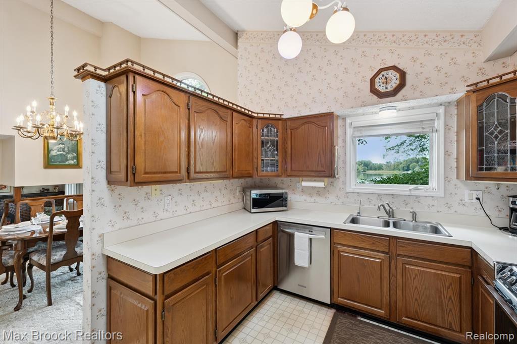 6026 Venice Drive, Commerce Twp, MI 48382 — Photo 18