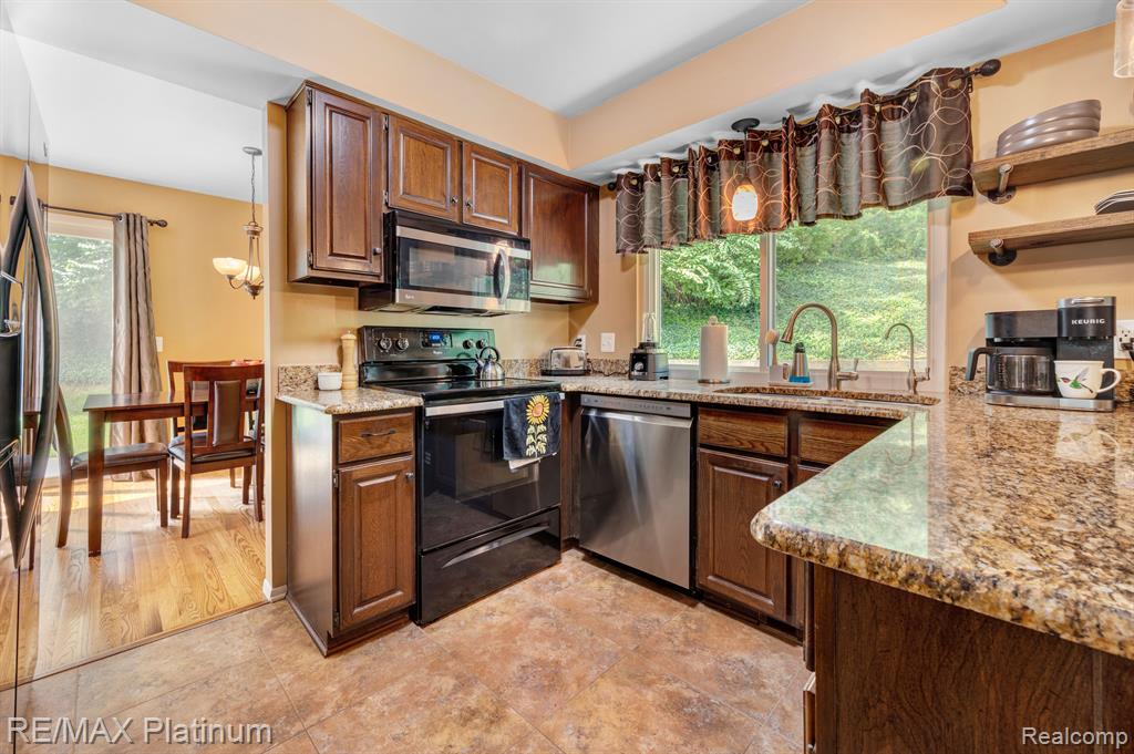 9003 SPENCER Court, Brighton, MI 48116 — Photo 2