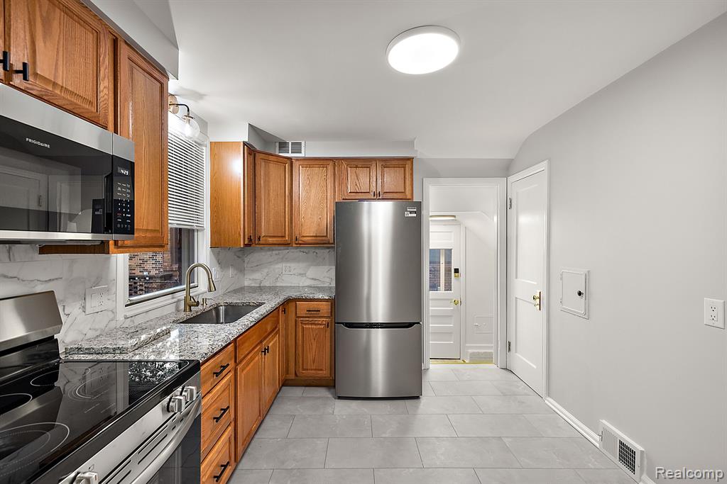 925 N MELBORN Street, Dearborn, MI 48128 — Photo 12