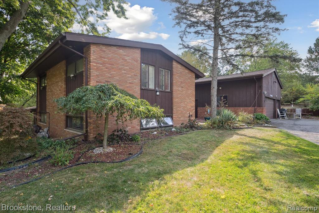 4665 W Maple Road, Bloomfield Hills, MI 48301 — Photo 2