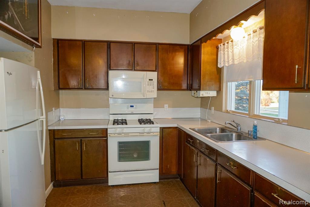 318 W MAPLE Street, Byron, MI 48418 — Photo 16