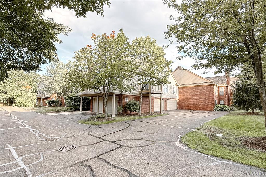 28560 Carlton Way Drive, Novi, MI — Photo 4