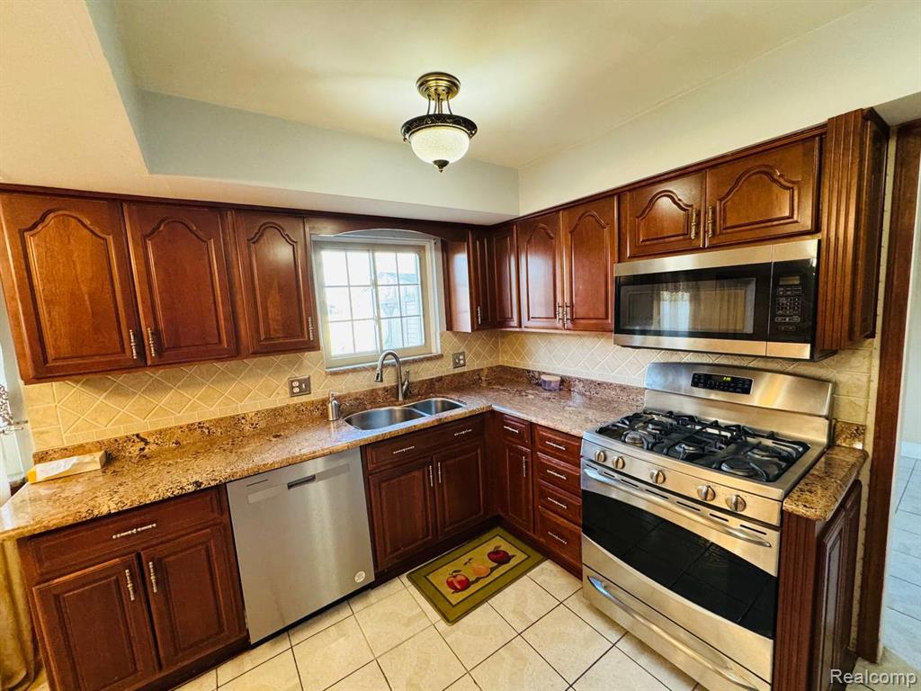 4411 Bloomfield Drive, Sterling Heights, MI 48310 — Photo 8