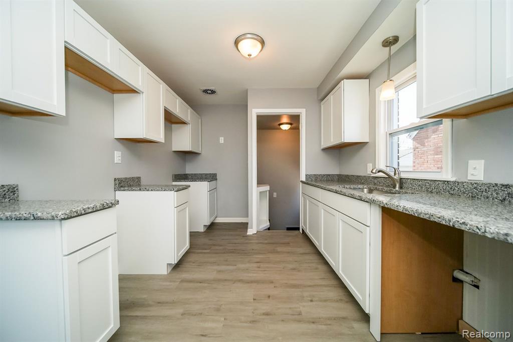 927 CLEOPHUS Parkway, Lincoln Park, MI 48146 — Photo 11