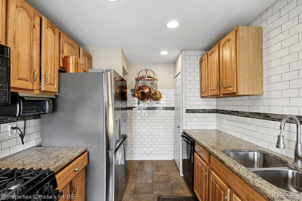 1927 Pembridge, Detroit, MI 48207 — Photo 23