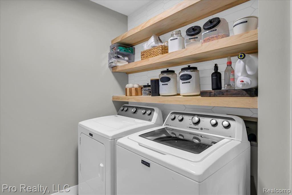 863 CALPERNIA, Wixom, MI 48393 — Photo 18