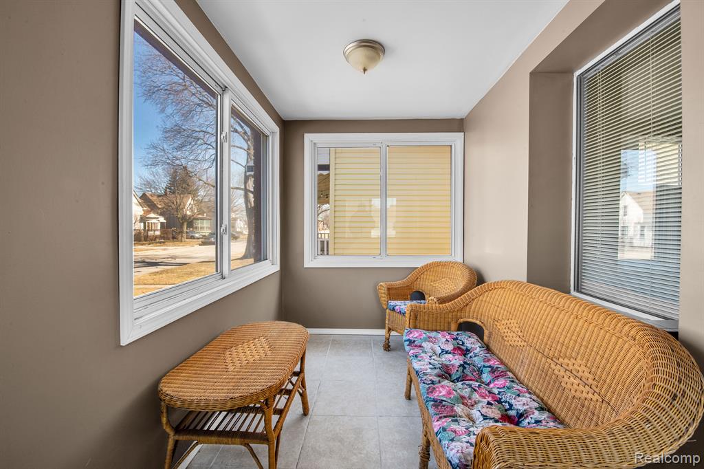 555 CHESTNUT Street, Wyandotte, MI 48192 — Photo 13