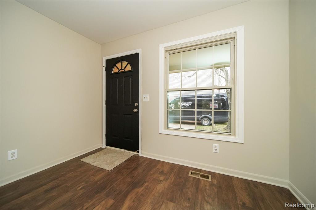 460 OAKGROVE, Clawson, MI — Photo 10