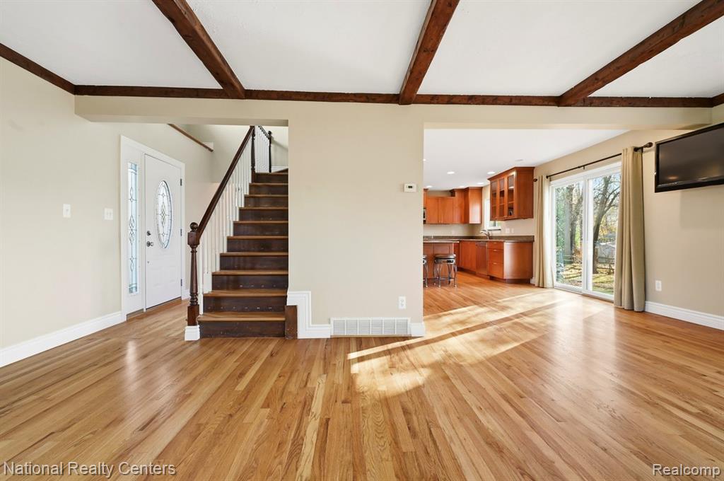 5595 Birdview Heights, Orchard Lake Village, MI 48324 — Photo 10