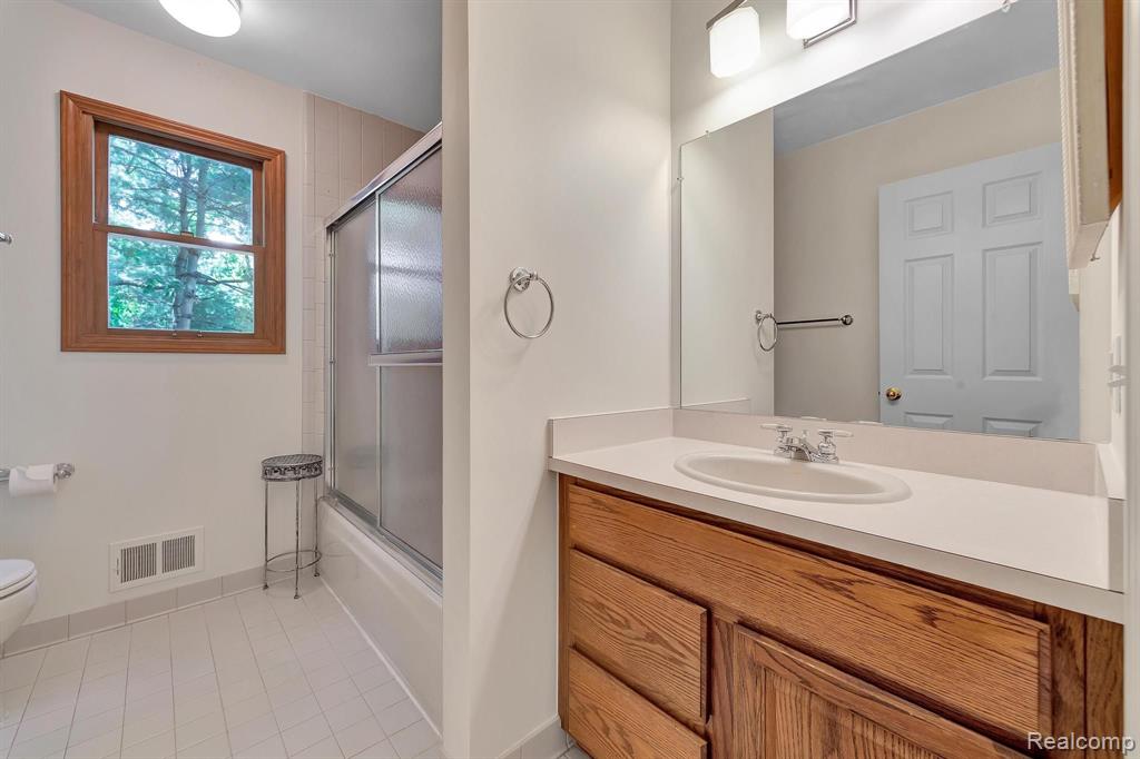 573 NAKOMIS Trail, Lake Orion, MI 48362 — Photo 44