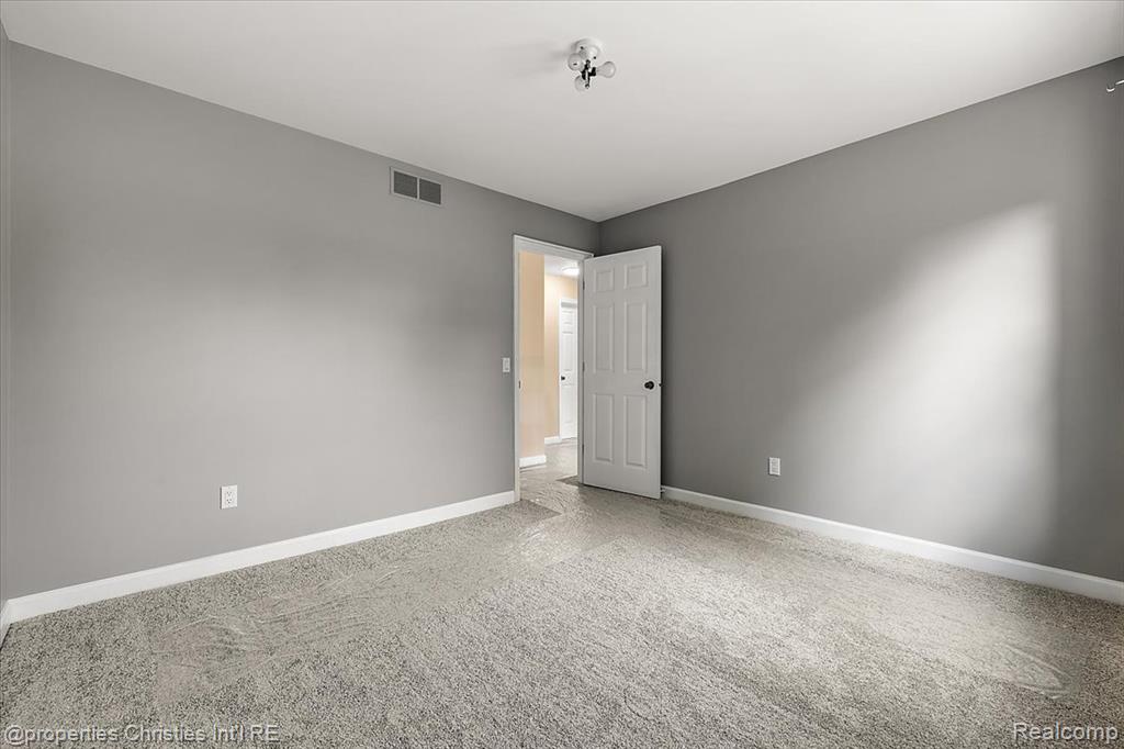 4069 Harbor Vista Drive, Orchard Lake Village, MI 48323 — Photo 38