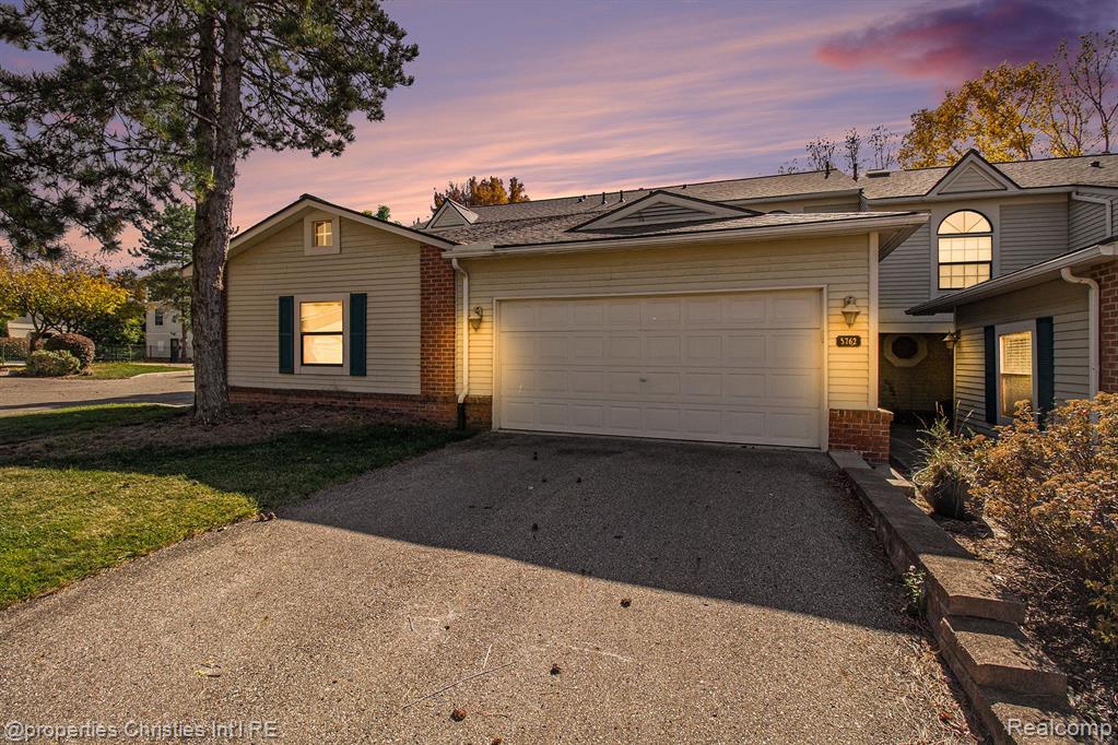 5762 DRAKE HOLLOW Drive W, West Bloomfield, MI — front exterior