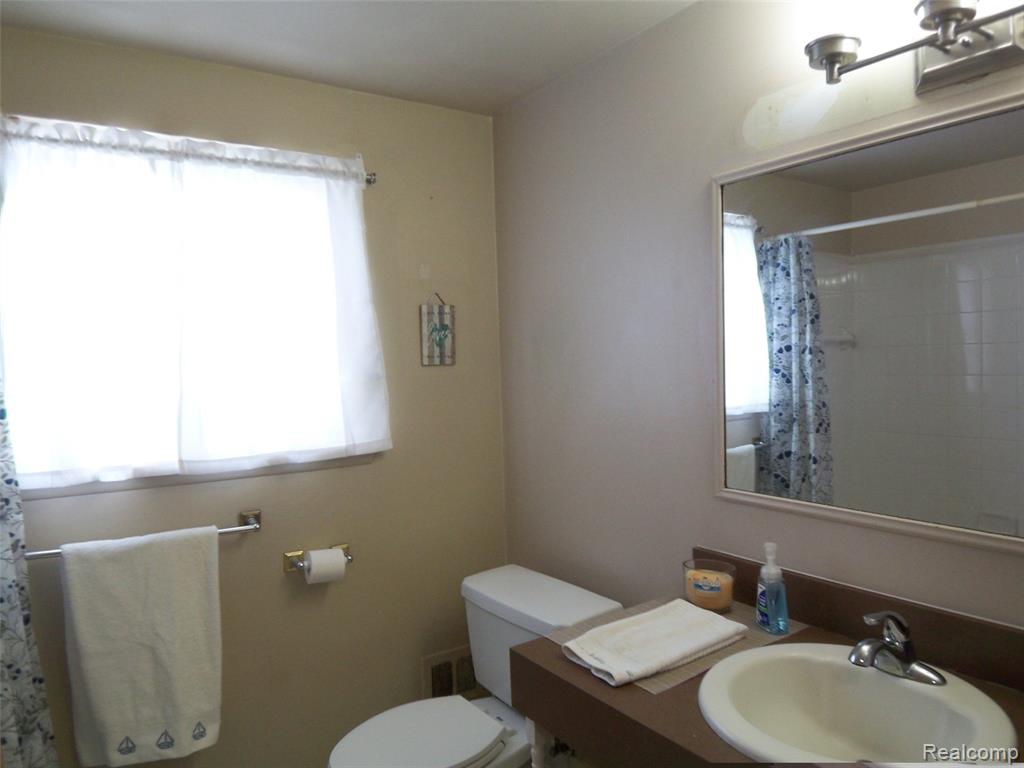18708 Kendell Court, Clinton Twp, MI 48035 — Photo 11