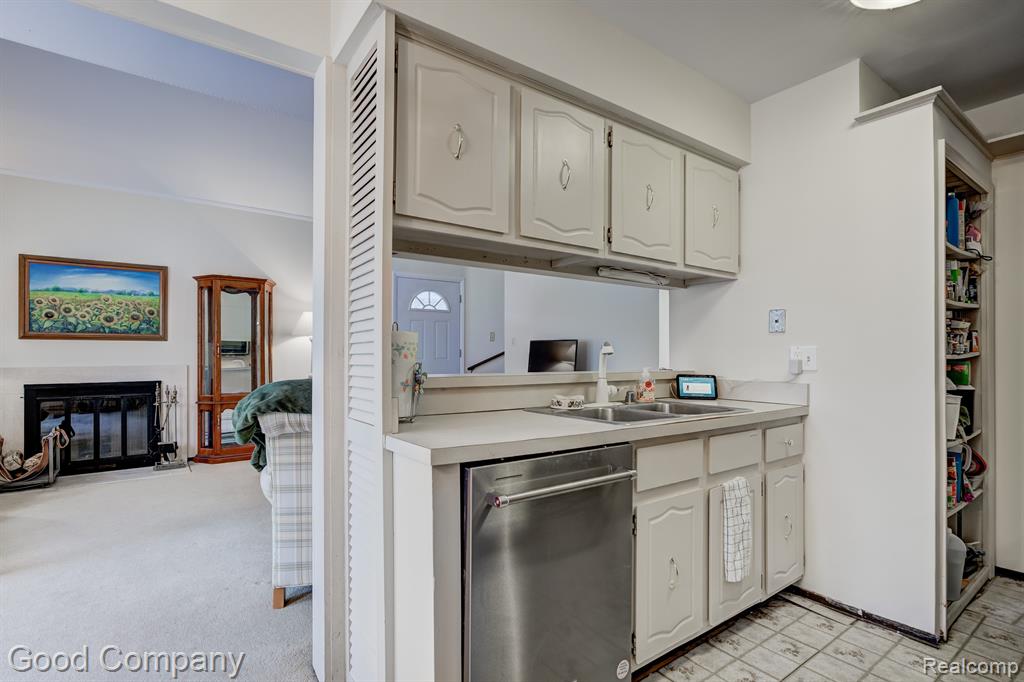 21208 E GLEN HAVEN Circle, Northville, MI 48167 — Photo 13