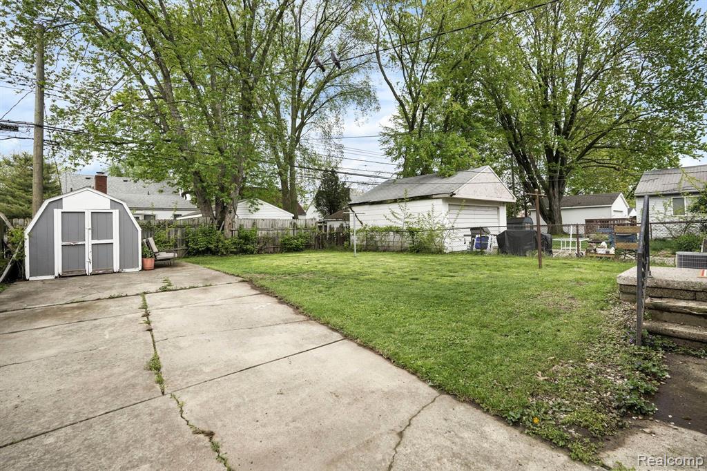 933 E ROWLAND Avenue, Madison Heights, MI 48071 — Photo 25