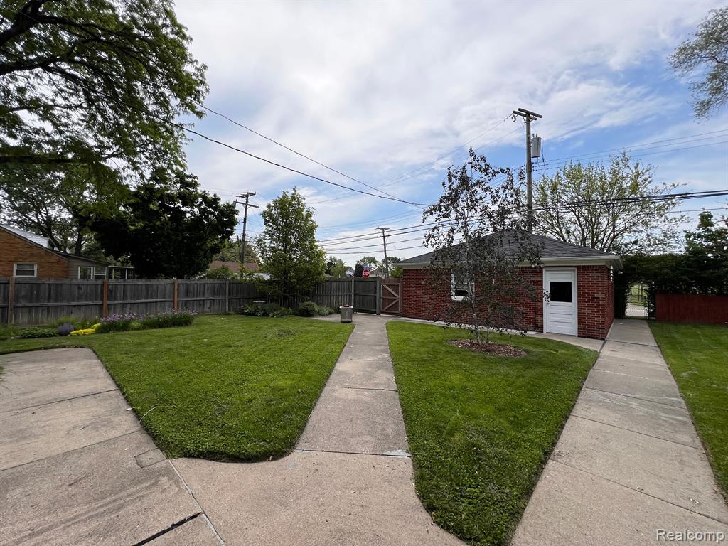8488 HARDING, Center Line, MI 48015 — Photo 9