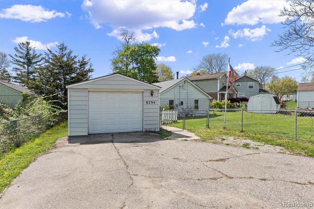 8294 Lagoon Street, Commerce Twp, MI 48382 — Photo 11