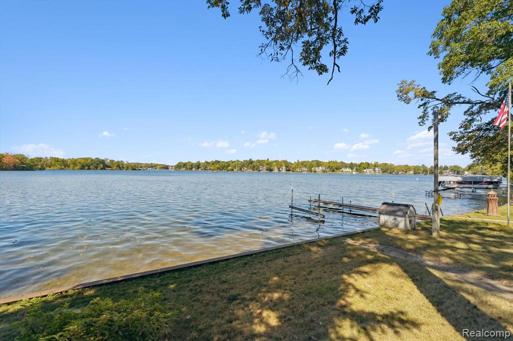 16372 Oak Hill Drive, Fenton, MI 48430 — Photo 2