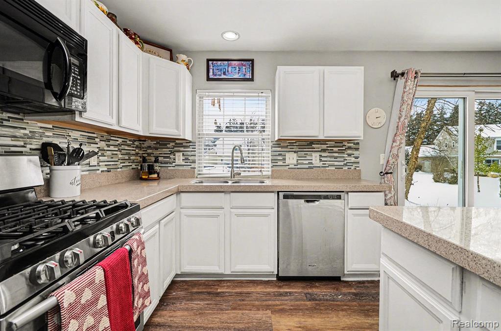 975 Oak Creek Drive, South Lyon, MI 48178 — Photo 8