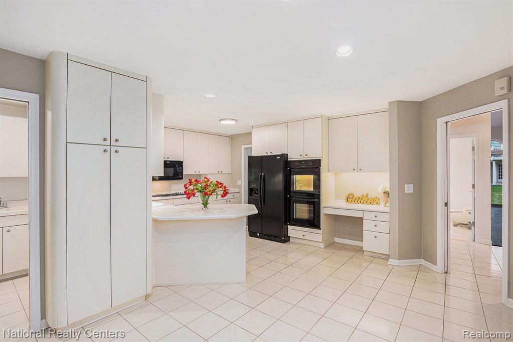 7529 DANBURY Drive, West Bloomfield, MI — Photo 9