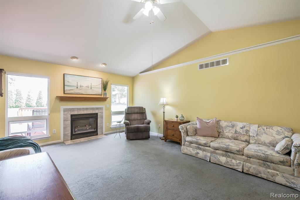 4304 W Pointe Drive, Waterford, MI 48329 — Photo 7