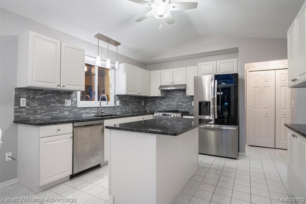 35173 Knollwood Lane, Farmington, MI 48335 — Photo 18