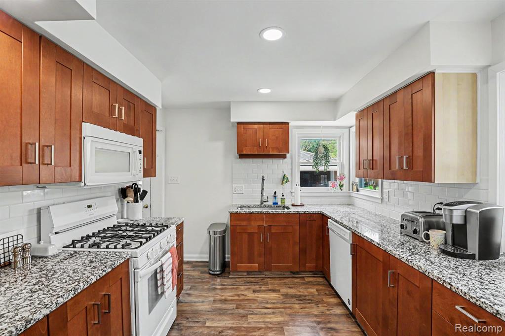 332 E Parker Avenue, Madison Heights, MI 48071 — Photo 6