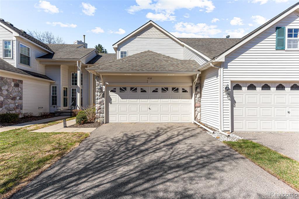 1033 Calpernia, Wixom, MI