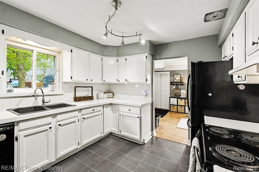 207 Labian Drive, Flushing, MI 48433 — Photo 7