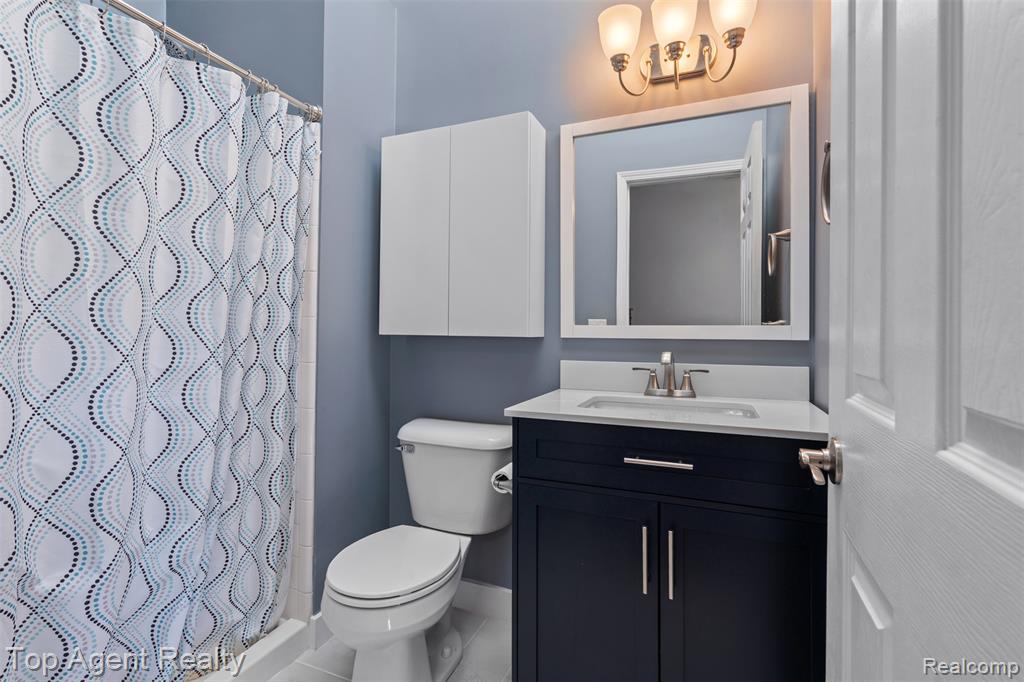 5675 Millpointe Drive, Waterford, MI 48327 — Photo 22