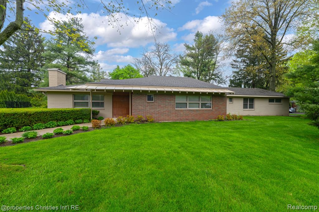 561 Yorkton Lane, Bloomfield Hills, MI 48304 — front exterior