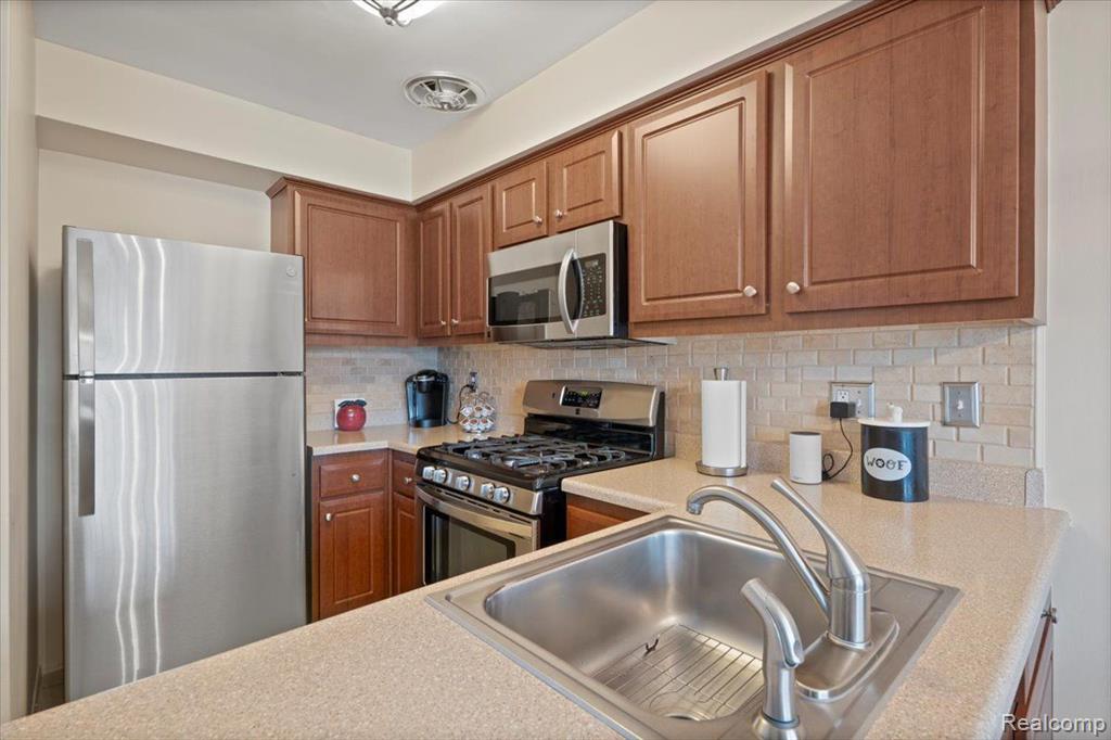 1818 SHIRE, Royal Oak, MI 48073 — Photo 17