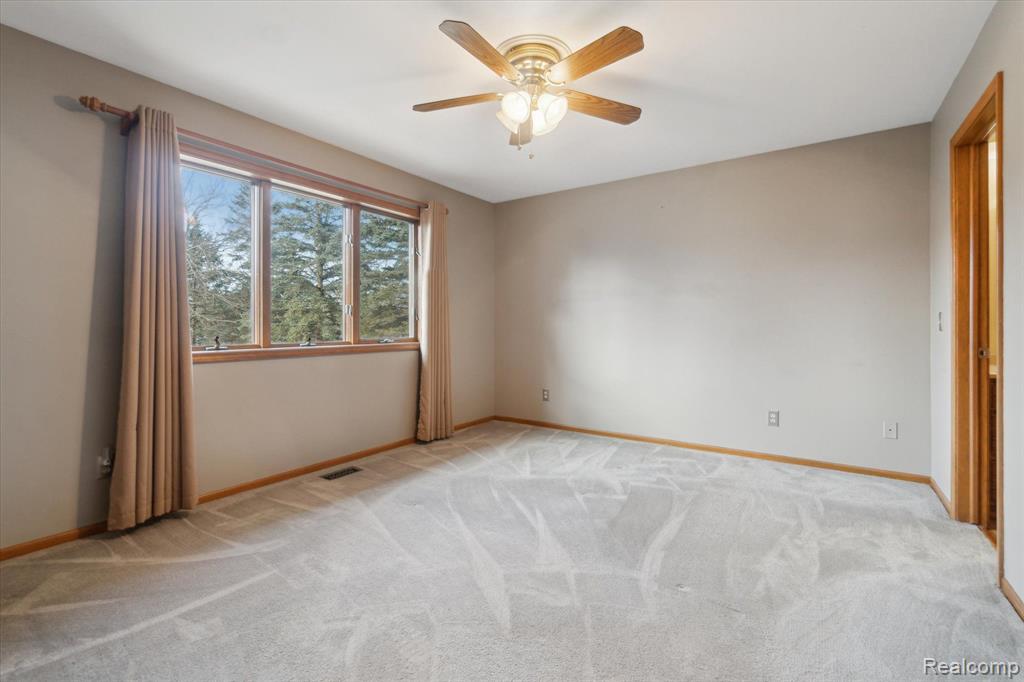 9400 ENGLISHMAN Drive, Fenton, MI 48430 — Photo 17