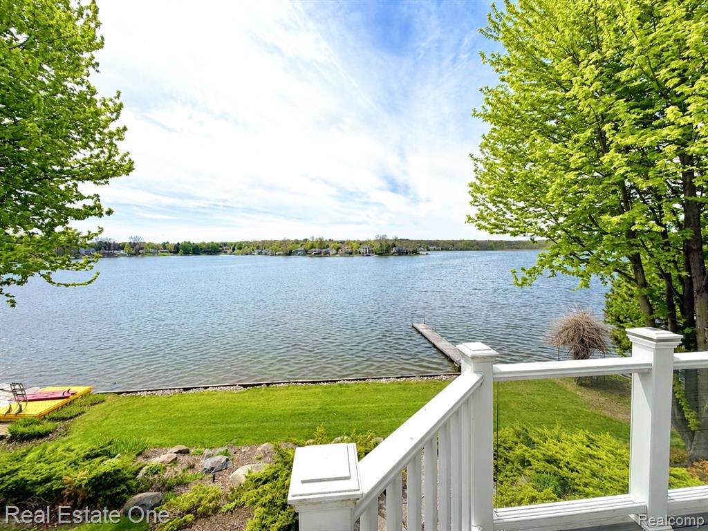 16048 Pine Bluff Court, Fenton, MI 48430 — Photo 2