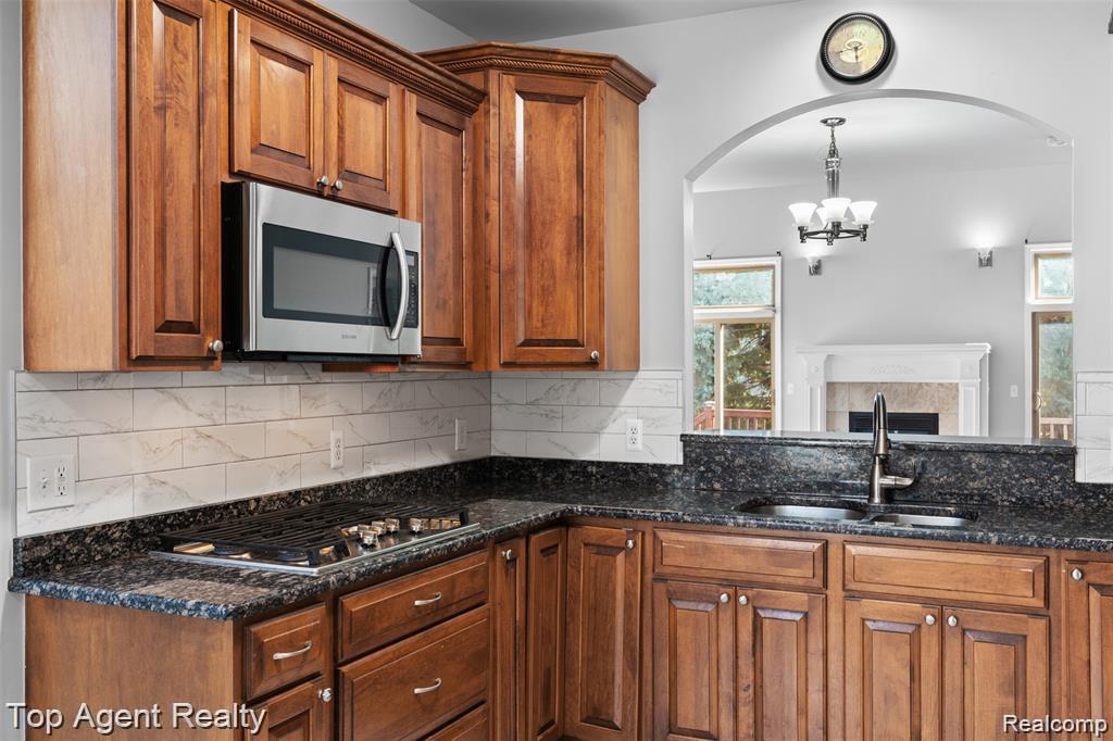 1066 Lorenzo Court, Troy, MI 48085 — Photo 14