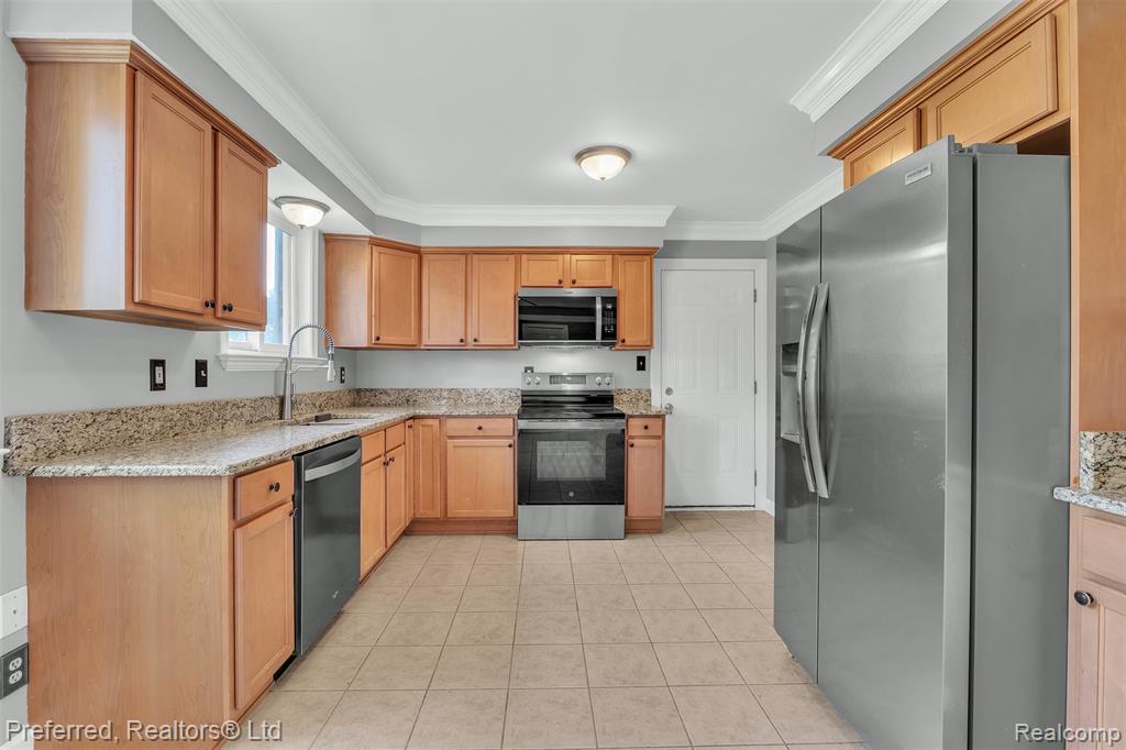 9366 Wild Oaks Circle, South Lyon, MI 48178 — Photo 10