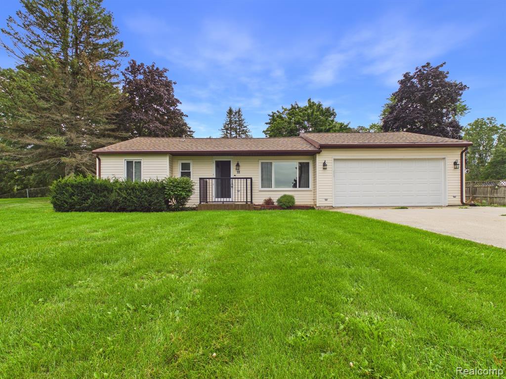 33 Davis Lake Road, Lapeer, MI 48446