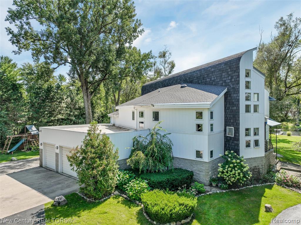 275 Angola Street, Wolverine Lake, MI 48390 — Photo 70