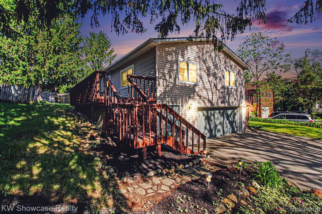 2331 Lakeside Drive, Highland, MI 48356