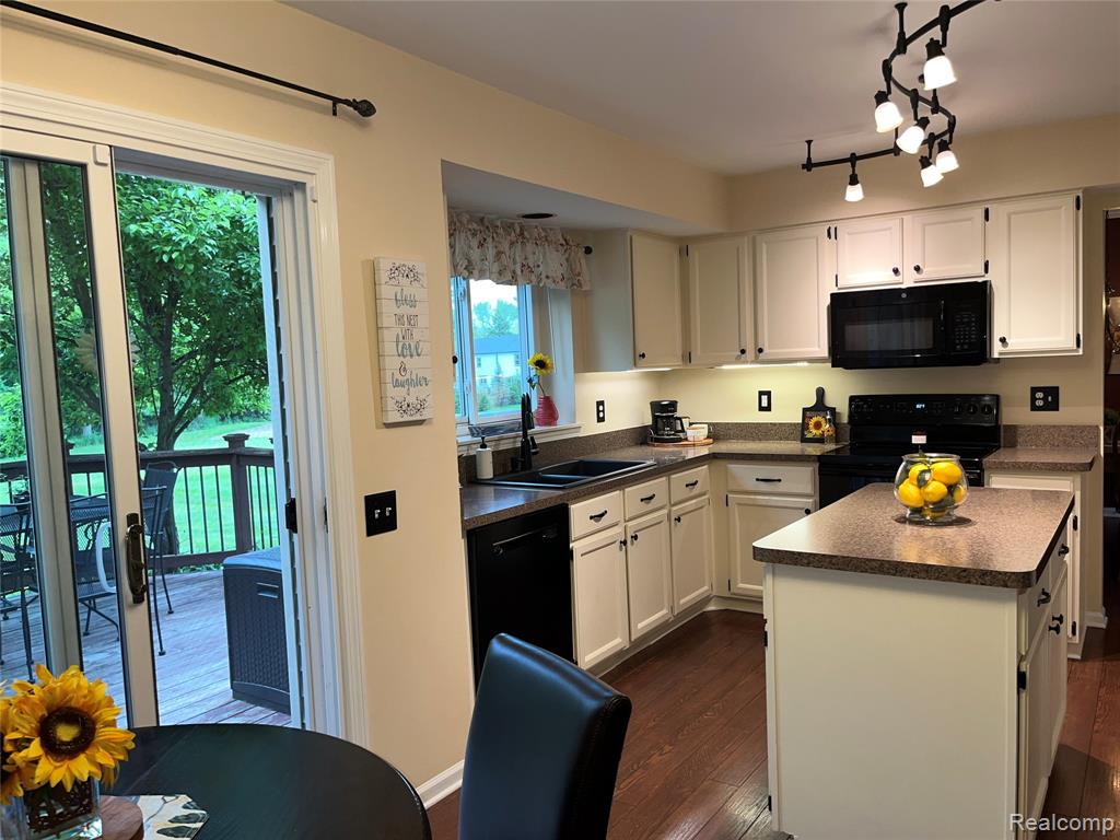 560 Thornridge Drive, Rochester Hills, MI 48307 — Photo 13